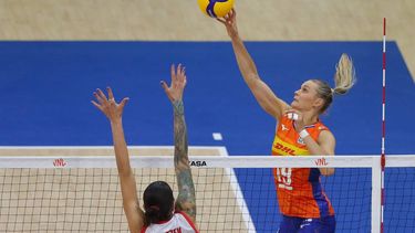 epa12183851 Netherlands's Nika Daalderop (R) in action against Poland's Malwina Smarzek (L) during the FIVB Volleyball Women's Nations League match between the Netherlands and Poland in Belgrade, Serbia, 18 June 2025.  EPA/ANDREJ CUKIC