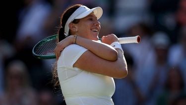 epa12225120 Amanda Anisimova of the USA celebrates winning her Women's quarterfinal match against Anastasia Pavlyuchenkova of Russia at the Wimbledon Championships, Wimbledon, Britain, 08 July 2025.  EPA/ADAM VAUGHAN  EDITORIAL USE ONLY