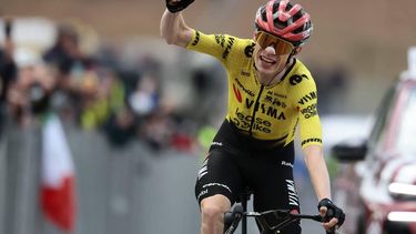 Team Visma Lease a Bike Danish rider Jonas Vingegaard celebrates as he crosses the finish line to win the 7th stage of the Giro d'Italia 2026 - Tour of Italy cycling race between Formia and Blockhaus, Italy, on May 15, 2026. 
Luca Bettini / AFP