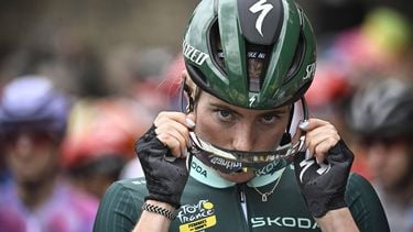 FDJ-SUEZ team's Dutch rider Demi Vollering adjusts her cycling glasses during the 2nd stage (out of 9) of the fourth edition of the Women's Tour de France cycling race, 110,4 km from Brest to Quimper, in France, on July 27, 2025. 
JULIEN DE ROSA / AFP