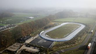 WINTERSWIJK - Dronefoto van de ijsbaan Winterswijkse IJsclub. Met een bepaalde methode, en door isolatie, hoopt de club snel een ijsvloer te kunnen bouwen om de eerste marathon op natuurijs te kunnen organiseren. ANP SEM VAN DER WAL