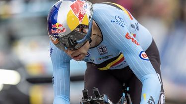 2023-08-11 16:36:55 epa10795541 Wout van Aert of Belgium competes in the Men Elite Individual Time Trial of the Road Cycling events at the UCI Cycling World Championships 2023 in Stirling, Britain, 11 August 2023.  EPA/ROBERT PERRY
