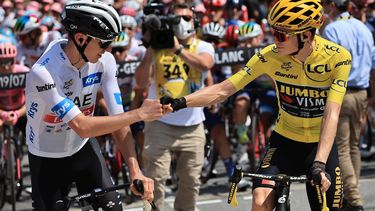 2023-07-19 12:14:42 epa10755052 Danish rider Jonas Vingegaard (R) of team Jumbo-Vism greets Slovenian rider Tadej Pogacar of team UAE Team Emirates before the 17th stage of the Tour de France 2023, a 166kms race from Saint-Gervais Mont-Blanc to Courchevel, France, 19 July 2023.  EPA/CHRISTOPHE PETIT TESSON