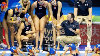 2023-07-26 17:47:22 FUKUOKA - Coach Evangelos Doudesis in de halve finale waterpolo (vrouwen) tegen Italie tijdens de vierde dag van het WK Zwemmen in Japan. ANP KOEN VAN WEEL