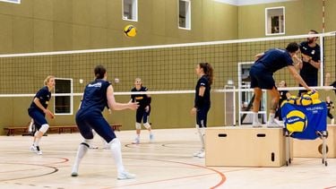 ARNHEM -  De Nederlandse volleybaldames tijdens een training in aanloop naar de Four Nations Cup en Volleyball Nations League. IRIS VAN DEN BROEK / ANP