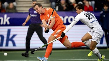 AMSTELVEEN - Floris Wortelboer (NED) in actie tegen Maxime van Oost (BEL) tijdens de FIH Pro League wedstrijd tegen Nederland. ANP SANDER KONING