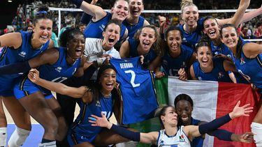 Italy's players celebrate after winning the women's volleyball gold medal match between USA and Italy at the South Paris Arena 1 in Paris during the Paris 2024 Olympic Games on August 11, 2024. 
PATRICIA DE MELO MOREIRA / AFP