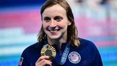 Gold medallist US' Katie Ledecky celebrates during the podium ceremony of the women's 800m freestyle swimming event during the Paris 2024 Olympic Games at the Paris La Defense Arena in Nanterre, west of Paris, on August 3, 2024. 
Manan VATSYAYANA / AFP