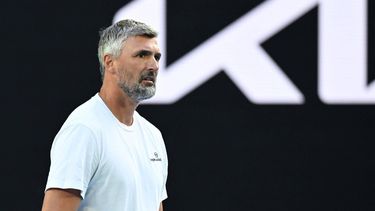 epa11084305 Coach Goran Ivanisevic looks on during a training session for Novak Djokovic on Rod Laver Arena on Day 4 of the 2024 Australian Open at Melbourne Park in Melbourne, Australia, 17 January 2024.  EPA/JAMES ROSS  AUSTRALIA AND NEW ZEALAND OUT