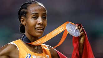2023-08-26 21:09:05 BOEDAPEST - Sifan Hassan na het behalen van de zilveren medaille op de finale 5000m tijdens de achtste dag van de wereldkampioenschappen atletiek. ANP ROBIN VAN LONKHUIJSEN