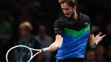 2023-11-01 12:24:18 epa10952446 Daniil Medvedev of Russia in action during his second round match against Grigor Dimitrov of Bulgaria at the Paris Masters tennis tournament in Paris, France, 01 November 2023.  EPA/Mohammed Badra