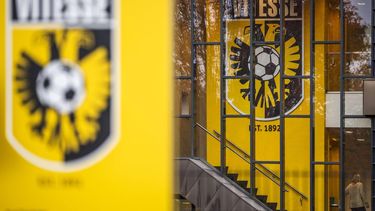 ARNHEM - Het logo van Vitesse op het trainingscomplex op Papendal. Vitesse wordt toch niet overgenomen door Guus Franke. De overname is van de baan omdat de Amerikaan Coley Parry, de grootste schuldeiser van de Arnhemse voetbalclub, de miljoenenovereenkomst met de beoogde overnamekandidaat Franke eenzijdig heeft opgezegd. ANP FREEK VAN DEN BERGH