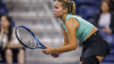 2023-08-31 19:42:54 epa10832535 Sofia Kenin of the United States waits for the serve from Daria Kasatkina of Russia during their second round match at the US Open Tennis Championships at the USTA National Tennis Center in Flushing Meadows, New York, USA, 31 August 2023. The US Open runs from 28 August through 10 September.  EPA/SARAH YENESEL