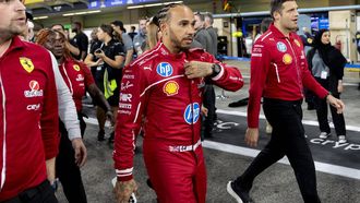 ABU DHABI - Lewis Hamilton (Ferrari) na afloop van een teamfoto op het Yas Marina Circuit in aanloop naar de Abu Dhabi Grand Prix. ANP SANDER KONING