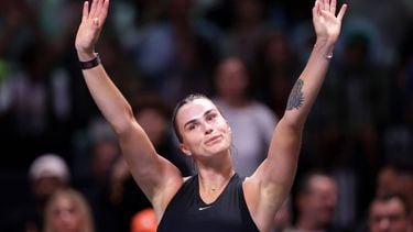 epa12615890 Aryna Sabalenka acknowledges the crowd after losing the 'Battle of the Sexes' exhibition match against Nick Kyrgios of Australia in Dubai, United Arab Emirates, 28 December 2025.  EPA/Christopher Pike / POOL
