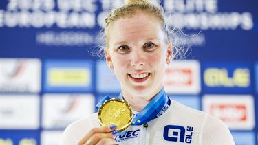 HEUSDEN-ZOLDER - Baanwielrenner Lorena Wiebes met de gouden medaille tijdens de huldiging van het omnium op de derde dag van de Europese kampioenschappen baanwielrennen in Belgie. ANP BAS CZERWINSKI