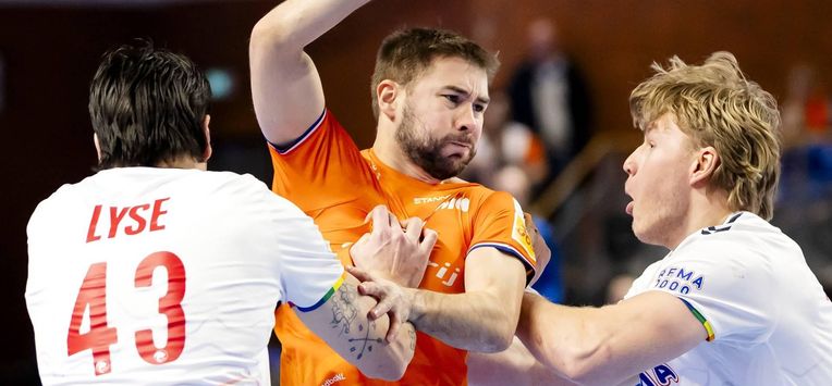 ALMERE - Luc Steins van Nederland in actie tegen Simen Ulstad Lyse van Noorwegen tijdens de Golden League-handbalwedstrijd Nederland - Noorwegen. De handballers bereiden zich voor op het EK. SEM VAN DER WAL / ANP