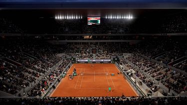 epa12137617 Spectators on Court Philippe-Chatrier watch Arthur Rinderknech (top on court) of France playing his Men's 1st round match against Jannik Sinner of Italy at the French Open Grand Slam tennis tournament at Roland Garros in Paris, France, 26 May 2025.  EPA/TERESA SUAREZ