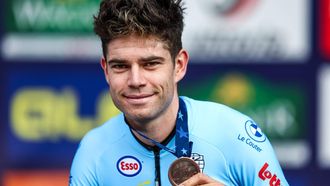 2023-09-20 17:39:53 EMMEN - Wout van Aert op het podium na de individuele tijdritten voor mannen op de eerste dag van de Europese kampioenschappen wielrennen. ANP VINCENT JANNINK