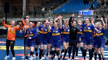 Netherlands' players celebrate after winning the qualifying handball match for the 2024 Paris Olympic Games between Netherlands and Czech Republic at the Palacio de Deportes in Torrevieja on April 12, 2024. 
JOSE JORDAN / AFP