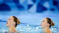 PARIJS - Noortje en Bregje de Brouwer tijdens het Synchroonzwemmen (v) duet vrije kür in het Aquatics Centre op de Olympische Spelen. ANP IRIS VAN DEN BROEK