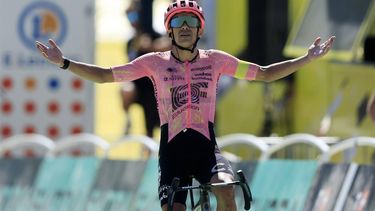 epa11483752 Ecuadorian rider Richard Carapaz of EF Education - EasyPost celebrates as he crosses the finish line to win the 17th stage of the 2024 Tour de France cycling race over 177km from Saint-Paul-Trois-Chateaux to Superdevoluy, France, 17 July 2024.  EPA/GUILLAUME HORCAJUELO