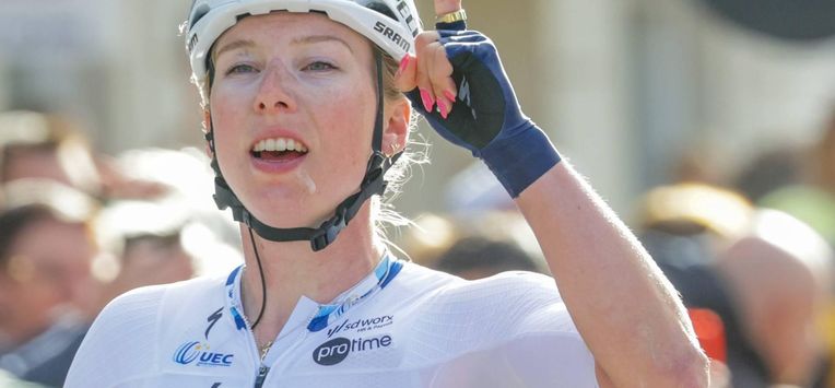 epa11999737 Dutch rider Lorena Wiebes of Team SD Worx - Protime celebrates winning in the Women's Gent-Wevelgem in Flanders Fields, a one-day cycling race over 168.9km from Ypres to Wevelgem, Belgium, 30 March 2025.  EPA/OLIVIER MATTHYS