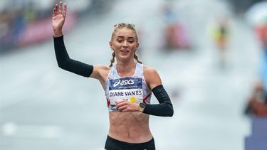 2023-09-17 11:11:31 ZAANDAM - Diane van Es komt als beste Nederlandse over de streep bij de 37e editie van de Dam tot Damloop. ANP RONALD HOOGENDOORN