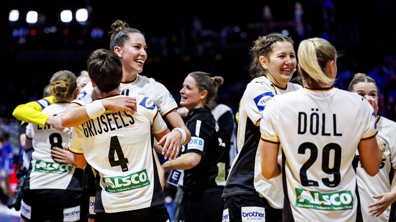 ROTTERDAM - Spelers van Duitsland vieren de overwinning na  de halve finale op het WK handbal van Duitsland tegen Frankrijk. ANP IRIS VAN DEN BROEK