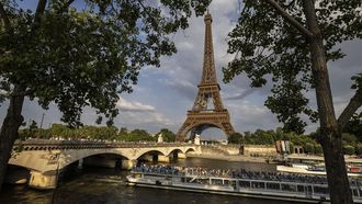 A tourist boat sails under the Pont de lena bridge on the Seine River in Paris, on June 26, 2024. 
OLYMPIA DE MAISMONT / AFP