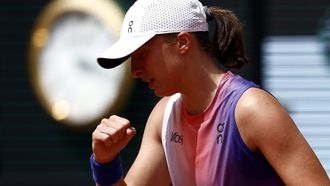 epa11397547 Iga Swiatek of Poland reacts during her Women's Singles final match against Jasmine Paolini of Italy during the French Open Grand Slam tennis tournament at Roland Garros in Paris, France, 08 June 2024.  EPA/YOAN VALAT