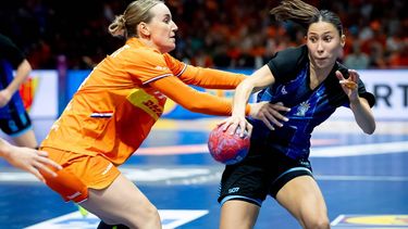 ROTTERDAM - Martina Romero (ARG) en Kelly Dulfer in actie tijdens de WK-handbalwedstrijd in groep E tussen Nederland en Argentinië in Ahoy Rotterdam. ANP IRIS VAN DEN BROEK