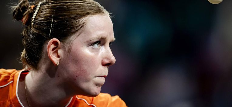 PARIJS - Tafeltennisster Britt Eerland in actie op het vrouwenenkelspel tegen de Taiwanese I-ching Cheng tijdens het olympisch tafeltennistoernooi in de Franse hoofdstad. ANP ROBIN VAN LONKHUIJSEN