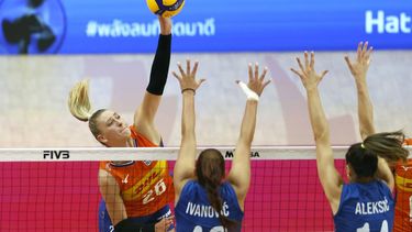 epa12332923 Netherland's Elles Dambrink (L) in action against Serbia's Vanja Ivanovic (L) and Maja Aleksic (R) during the FIVB Women's Volleyball World Championship 2025 round of 16 match between Netherlands and Serbia in Bangkok, Thailand, 29 August 2025.  EPA/RUNGROJ YONGRIT