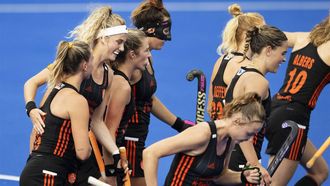 2023-08-24 18:23:36 MONCHENGLADBACH - Matchwinner Yibbi Jansen (2eL) van Nederland tijdens de halve finale op het EK Hockey. Nederland won met 7-0. ANP OLAF KRAAK