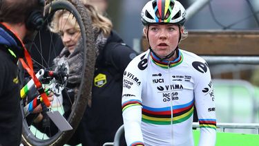 Dutch rider Fem Van Empel reacts at the end of the women's elite race during the World Cup cyclocross cycling event, stage 4 (out of 12) of the UCI World Cup cyclocross competition, in Namur, on December 15, 2024.
 
DAVID PINTENS / Belga / AFP