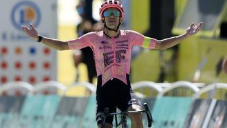 epa11483752 Ecuadorian rider Richard Carapaz of EF Education - EasyPost celebrates as he crosses the finish line to win the 17th stage of the 2024 Tour de France cycling race over 177km from Saint-Paul-Trois-Chateaux to Superdevoluy, France, 17 July 2024.  EPA/GUILLAUME HORCAJUELO