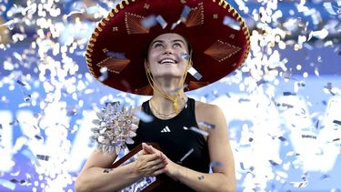US' Iva Jovic celebrates with the trophy after winning the women's singles final match of the 2025 WTA Guadalajara Open against Colombia's Emiliana Arango in Zapopan, Mexico, on September 14, 2025. 
Ulises Ruiz / AFP
