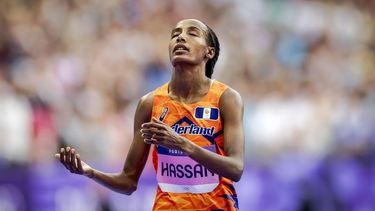 PARIJS - Sifan Hassan (l) tijdens op de 5000 meter op de Olympische Spelen. ANP ROBIN VAN LONKHUIJSEN