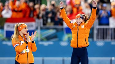 MILAAN - (l-r) Jutta Leerdam, Femke Kok op het podium na afloop van de 500 meter bij het langebaanschaatsen in het Milano Speed Skating Stadium op de Olympische Winterspelen van Milaan. ROBIN VAN LONKHUIJSEN / ANP