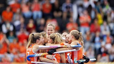 AMSTELVEEN - Speelsters van Nederland vieren de  3-2 van Joosje Burg van Nederland  tijdens de groepsfase wedstrijd op het WK hockey tussen Australië en Nederland in het Wagener Stadion. KOEN VAN WEEL / ANP