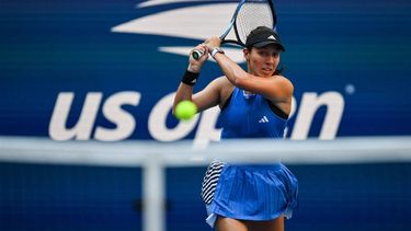 2023-09-02 22:26:46 USA's Jessica Pegula hits a return to Ukraine's Elina Svitolina during their US Open tennis tournament women's singles third round match at the USTA Billie Jean King National Tennis Center in New York City, on September 2, 2023. 
ANGELA WEISS / AFP