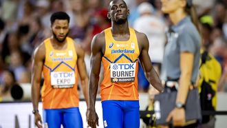 2023-08-25 19:35:11 BOEDAPEST - Nsikak Ekpo en Taymir Burnet na de mislukte wissel op de 4x100 meter estafette  tijdens de zevende dag van de wereldkampioenschappen atletiek. ANP ROBIN VAN LONKHUIJSEN