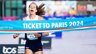 2023-10-15 11:27:16 AMSTERDAM - Anne Luijten komt over de finish van de TCS Amsterdam Marathon 2023. Aan de Marathon van Amsterdam doen een recordaantal van 47.000 lopers mee. ANP IRIS VAN DEN BROEK