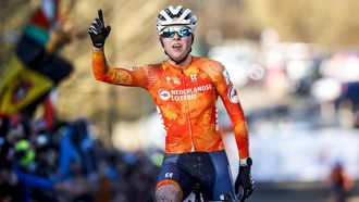 LIEVIN, FRANKRIJK - Wielrenster Fem van Empel (Nederland) wint het WK veldrijden in het Franse Lievin. ANP BAS CZERWINSKI