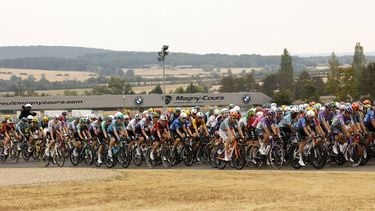epa13114715 Riders at the Nevers Magny Cours Circuit during the start of Stage 12 of the Tour de France, a 179.1 km route from the Nevers Magny Cours Circuit to Chalon-sur-Saone, France, 16 July 2026.  EPA/YOAN VALAT