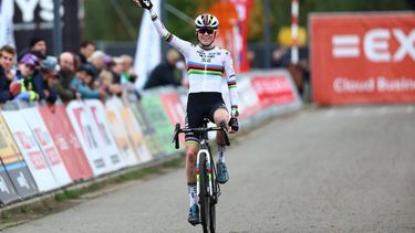 Netherlands' Fem Van Empel current world cyclo-cross champion, crosses the line to victory in the women's elite race of the 'Exact Cross Beringen' cyclo-cross cycling event -  race 1/7 of the Exact Cross competition - at Beringen  on October 12, 2024.
 
DAVID PINTENS / Belga / AFP