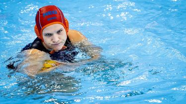 DOHA - Laura Aarts tijdens de kwartfinale van de dameswaterpolowedstrijd tussen Nederland en Hongarije op de FINA Wereldkampioenschappen zwemmen Doha 2024. ANP KOEN VAN WEEL