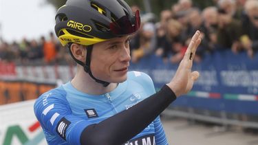 epa11210942 Jonas Vingegaard of the Team Visma Lease a Bike waves before the start in the 59th Tirenno-Adriatico's 7th stage, a 154km cycling race from San Benedetto del Tronto to San Benedetto del Tronto, Ital, 10 March 2024.  EPA/ROBERTO BETTINI