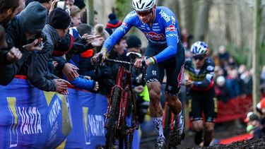 2022-12-26 01:00:00 Dutch rider Mathieu Van Der Poel (C) and Belgian rider Wout Van Aert in the background (CR) compete in the men's elite race of the World Cup cyclocross cycling event in Gavere on December 26, 2022, as part of stage 11 (out of 14) of the UCI World Cup competition. 
DAVID PINTENS / BELGA / AFP